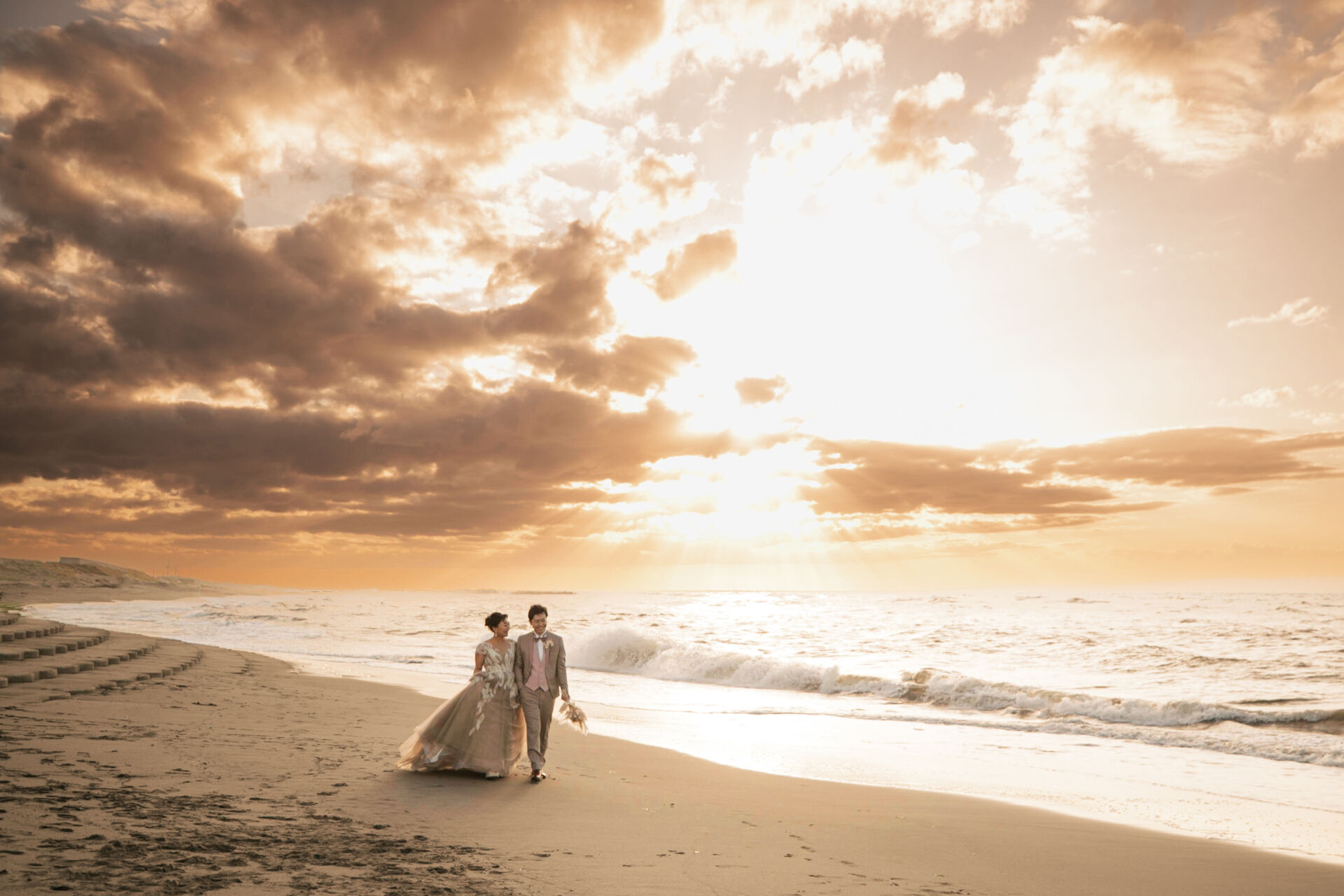 新潟ウェディングフォト 新潟県新潟市 小針浜にてご結婚式前撮り タキシード、ウェディングドレスレンタル御対応承ります。素敵なサンセットの夕陽でフォトウェディング