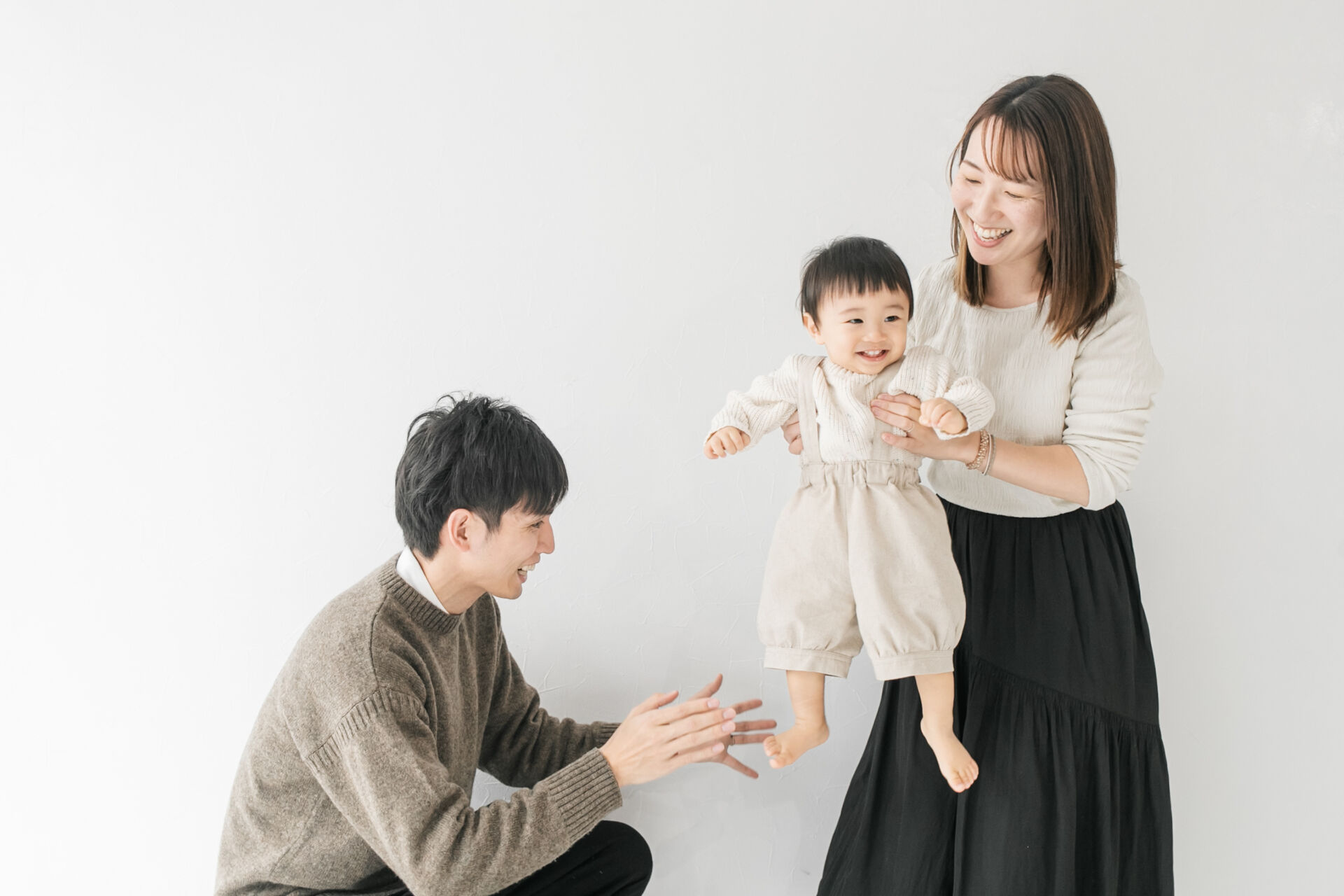 新潟のフォトスタジオで温かい家族写真。一歳の記念にファミリーフォトを残しましょう。バースデーフォトはお任せください。